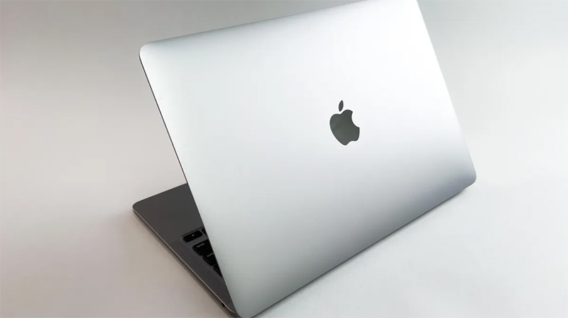 Cận cảnh MacBook Pro M2 màu Silver